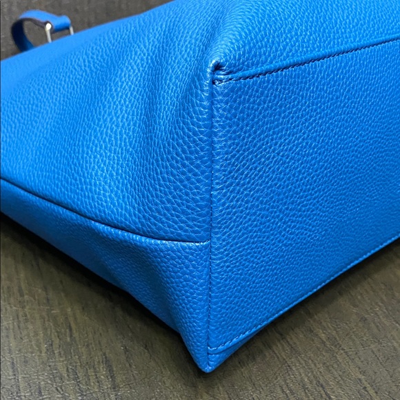 Trina Turk Blue Pebbled Faux Leather Tote/Purse Shoulder Bag with Colorful Pouch - Picture 9 of 16